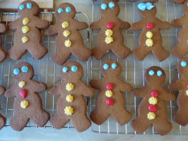 S85_06_LotsOfGingerbreadMen