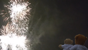 S121_04_TheBearsLoveFireworks