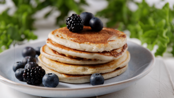 S172_04_PancakesWithBlueberries